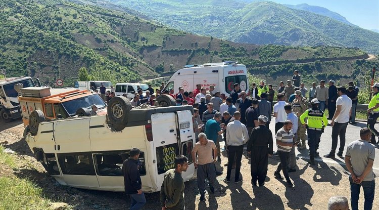 Hakkari'de öğrenci servisinin devrilmesi sonucu 14 kişi yaralandı