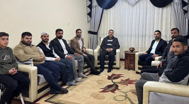 Saray'da mum dibini ışıtıyor