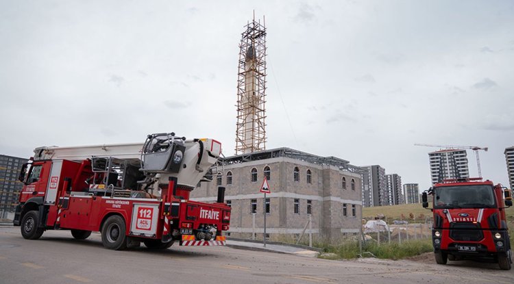 Sincan'da yapımı devam eden cami minaresine yıldırım isabet etti
