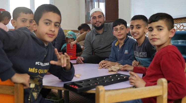 Kırıkhan'daki örnek imam çocuk cemaatiyle dikkat çekiyor