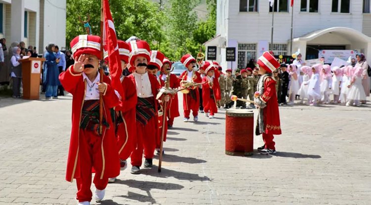 Bitlis'te minikler aileleriyle yıl sonu sevinci yaşadı