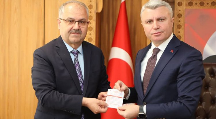 Safranbolu Kaymakamı Yazıcı, kurbanını TDV'ye verdi