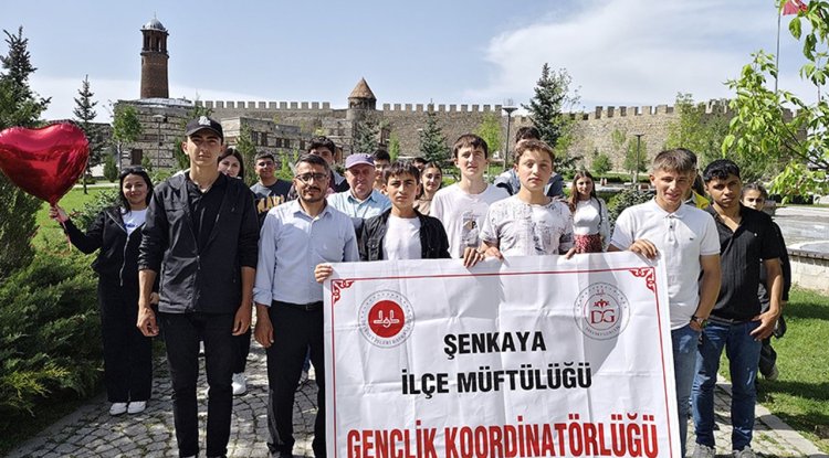 Şenkaya'da gençler kültür gezisiyle tarihini tanıyor
