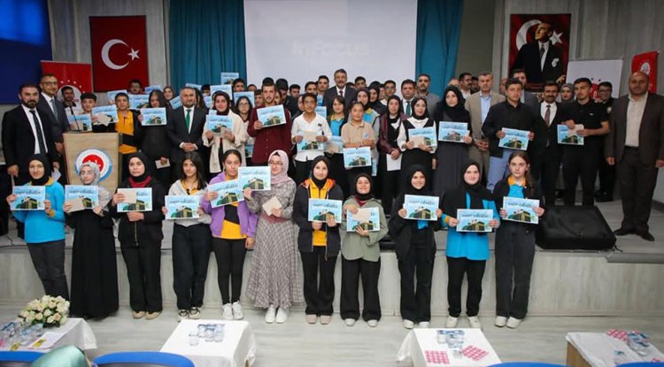 Hakkari'de dereceye giren gençler, ödüllerini Vali Çelik'in elinden aldı