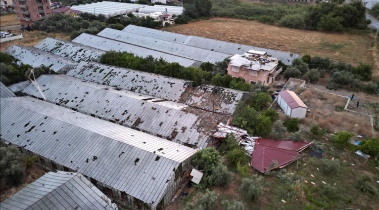 Antalya'da oluşan hortum evlerin çatıları ile seralara zarar verdi