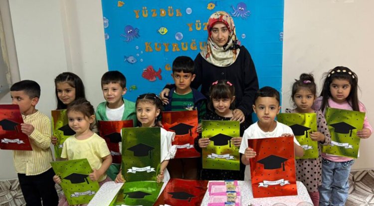 Hakkari'de minikler karne aldı