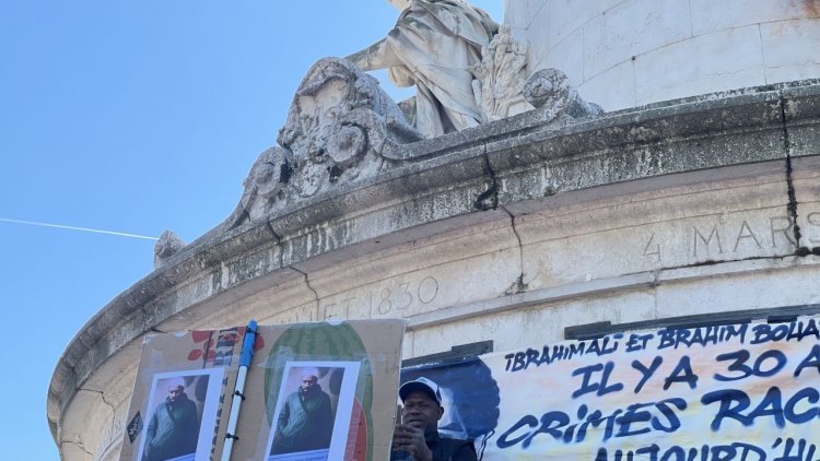 Fransa'da camide namaz kıldığı sırada bıçaklanarak öldürülen genç Paris'te anıldı