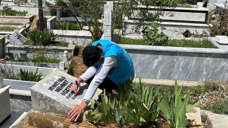 Çelikhanlı gençler, mezarlıkta geçmişe vefa gösterdi