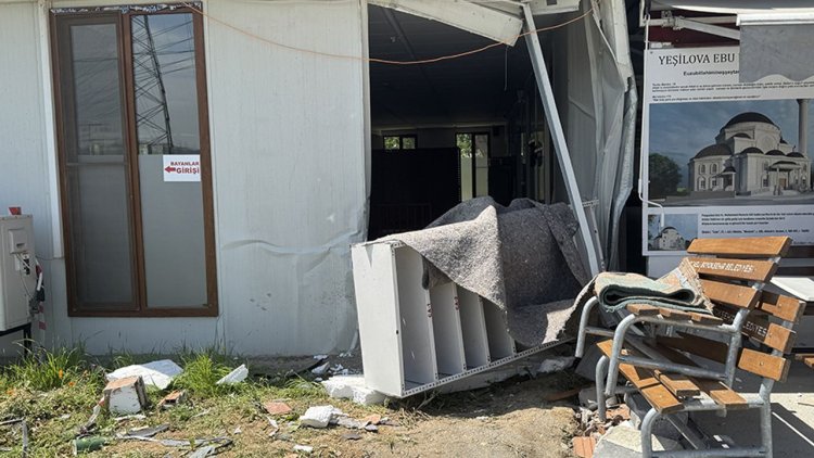 Kocaeli'de kontrolden çıkan otomobilin camiye girmesi kamerada