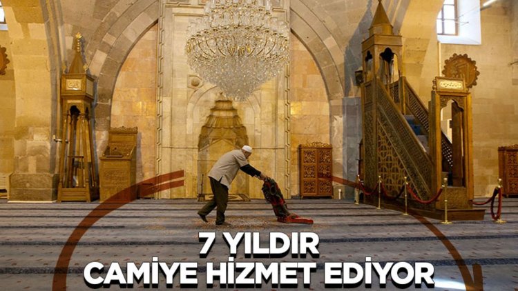 Tarihi Ulu Cami'nin 7 yıldır gönüllü olarak temizliğini yapıyor