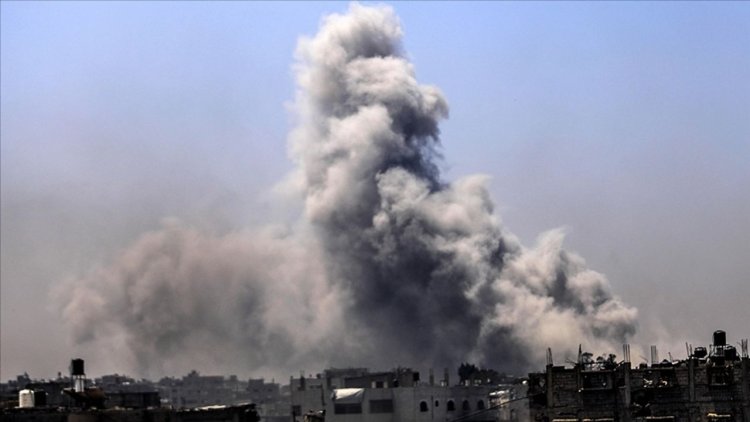 İşgalcilerin Gazze'de yerinden edilenlerin sığındığı okulu bombalaması sonucu 15 kişi şehit oldu