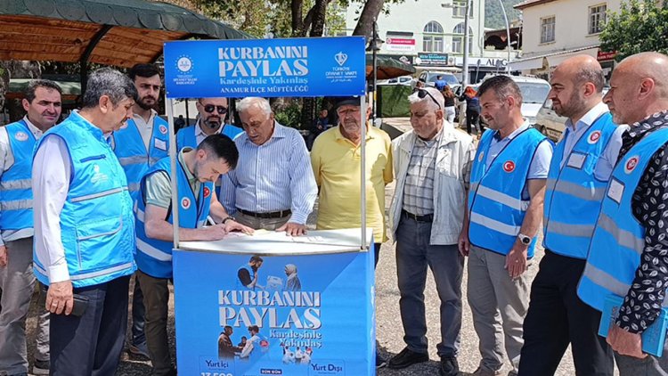 Anamur'da vekaletle kurban bağış ve tanıtım standı açıldı