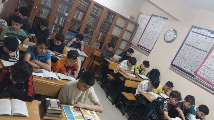 Gençler camide kitap okuma programında buluşuyor