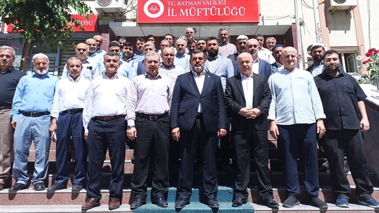 Batman'da din görevlileri kurbanlarını TDV'ye verdi