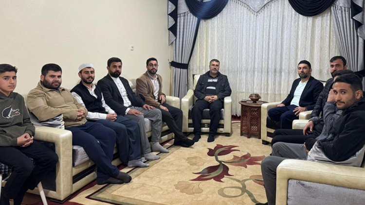Saray'da mum dibini ışıtıyor