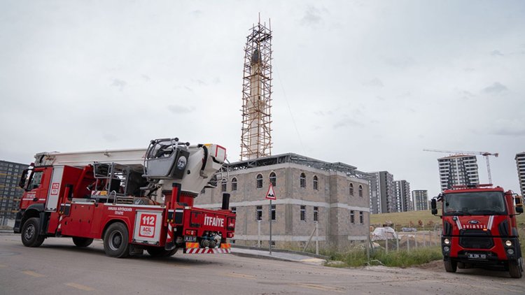 Sincan'da yapımı devam eden cami minaresine yıldırım isabet etti