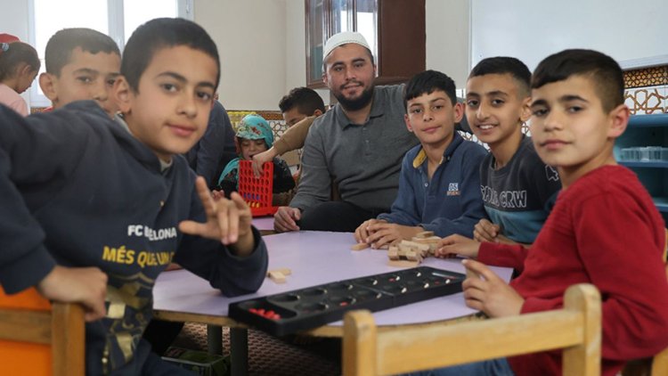 Kırıkhan'daki örnek imam çocuk cemaatiyle dikkat çekiyor