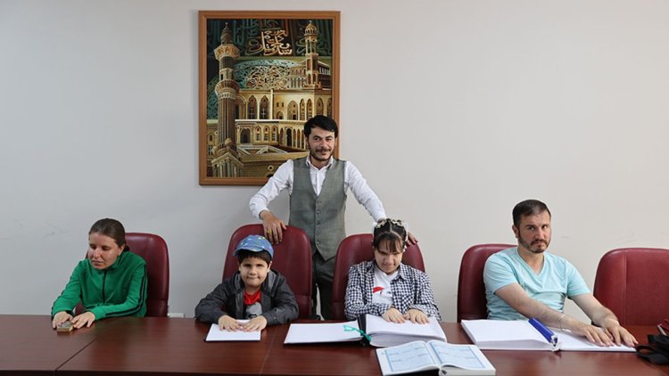 Görme engelliler parmaklarının ucuyla Kur'an-ı Kerim okumayı öğreniyor