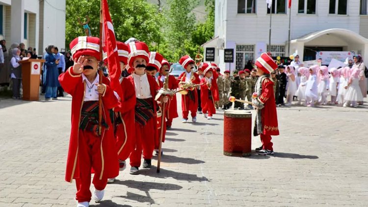 Bitlis'te minikler aileleriyle yıl sonu sevinci yaşadı
