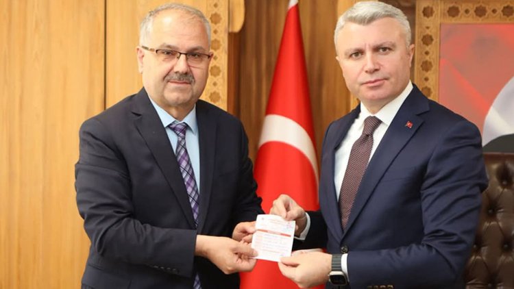 Safranbolu Kaymakamı Yazıcı, kurbanını TDV'ye verdi