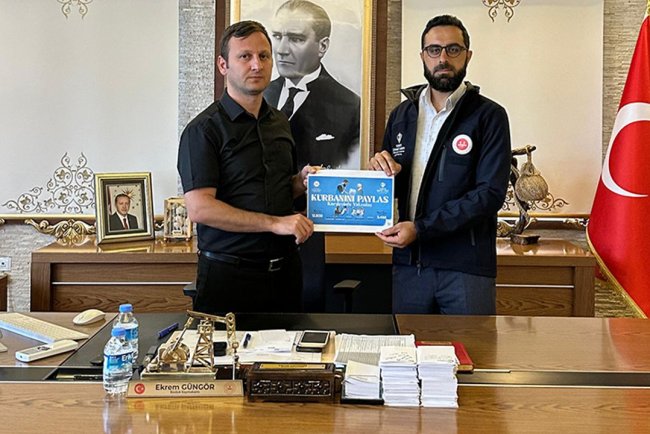 Kozluk Kaymakamı Güngör, kurbanını TDV'ye verdi