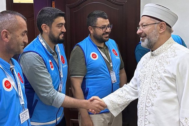 Diyanet İşleri Başkanı Erbaş, Cidde Havalimanı Ekip Başkanlığını ziyaret etti