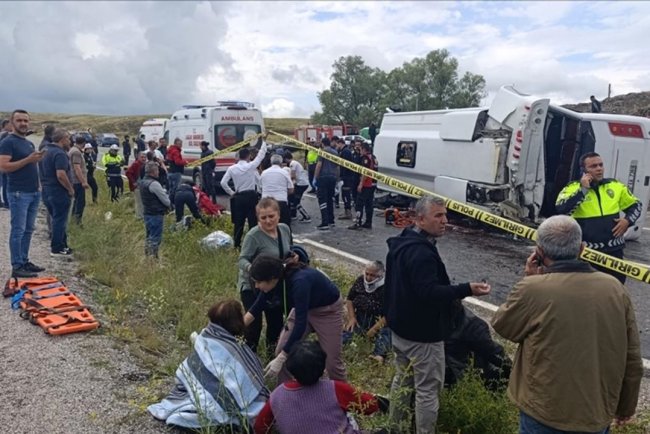 Yozgat'ta cenaze töreninden dönenleri taşıyan midibüs devrildi: 2 kişi öldü, 15 kişi yaralandı