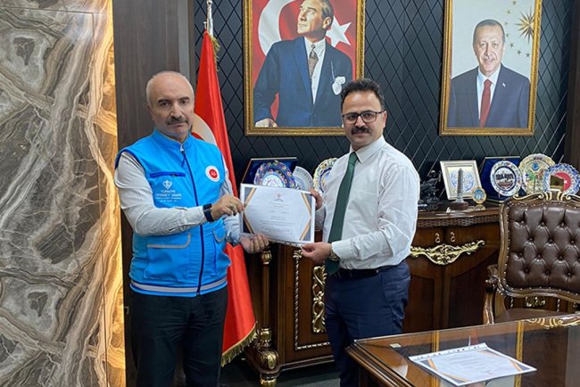 Gediz Kaymakamı Alkan, kurbanını TDV'ye emanet etti