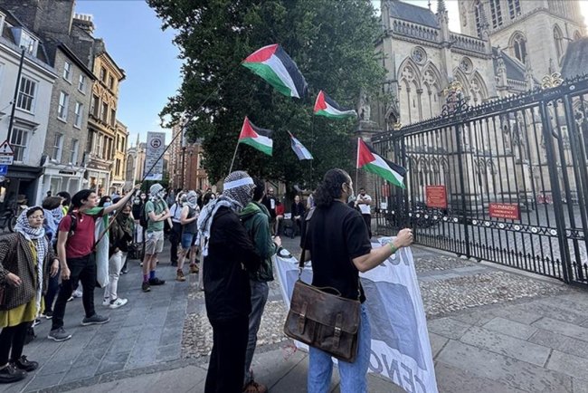 Cambridge öğrencileri, İsrail'le ilişkilerin kesilmesi talebiyle çadırlar kurarak eylem başlattı