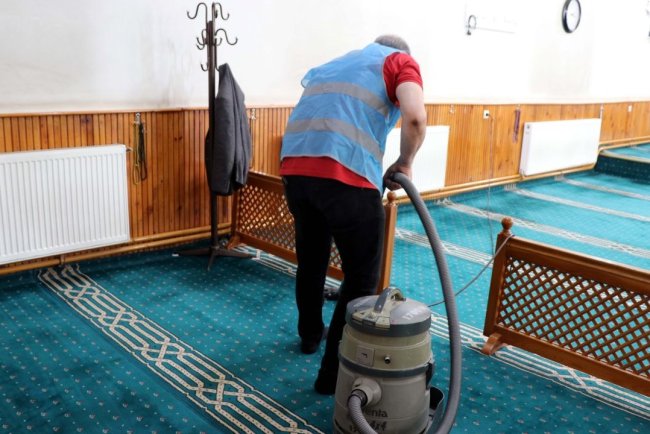 Elazığ'da yükümlüler cami ve mezarlıkları Kurban Bayramı'na hazırlıyor