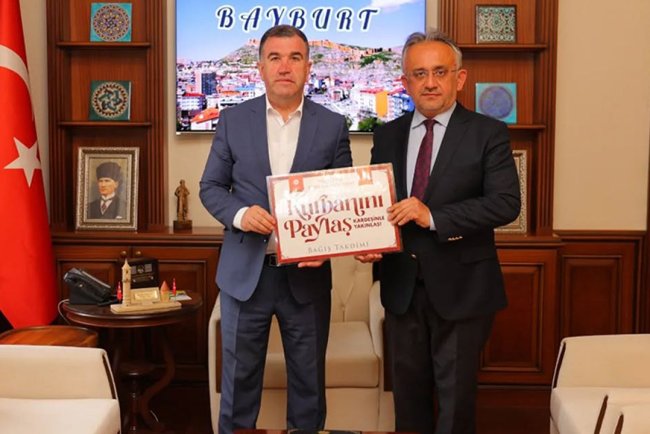 Bayburt Valisi Eldivan, kurbanını TDV’ye emanet etti