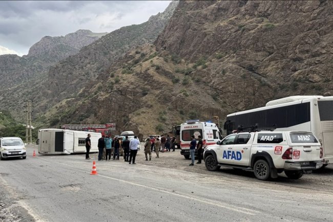 Hakkari'de midibüsün devrilmesi sonucu 12 asker yaralandı