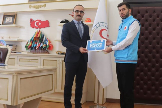 Şefaatli Kaymakamı Yazar, kurbanını TDV'ye emanet etti