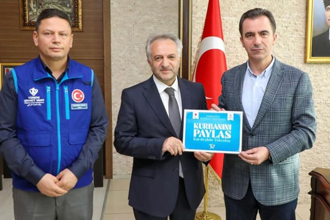 Bitlis Valisi Karakaya, kurbanını TDV'ye emanet etti