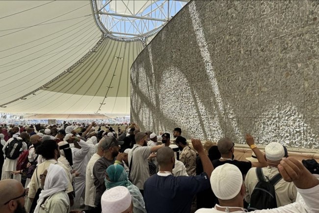 Hacılar, Kurban Bayramı'nın üçüncü gününde de şeytan taşladı