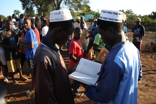 TDV gönüllüleri Mozambik'te Kur'an-ı Kerim ve kurban eti dağıttı
