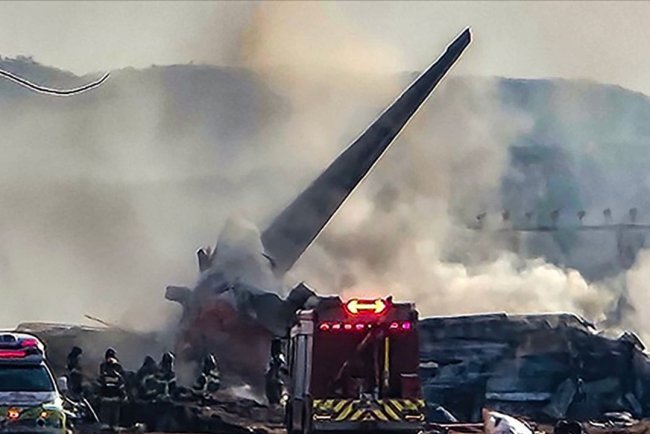 Hindistan'ın Gucerat eyaletinde 244 kişiyi taşıyan yolcu uçağı düştü