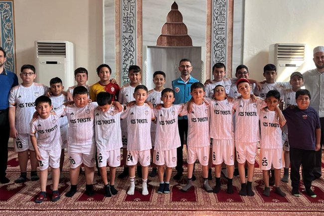 Kur'an kursu öğrencilerine forma hediye edildi