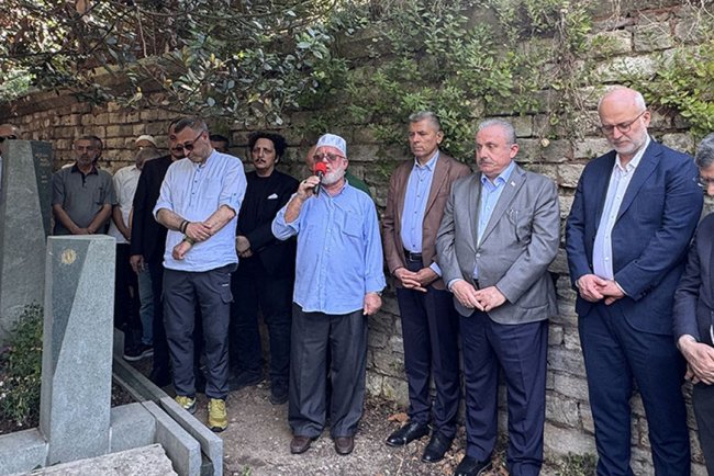 Mevlana İdris kabri başında anıldı