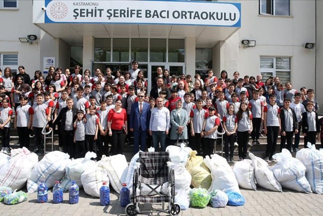 Kastamonu'da ortaokul öğrencileri tekerlekli sandalye için 30 torba mavi kapak topladı