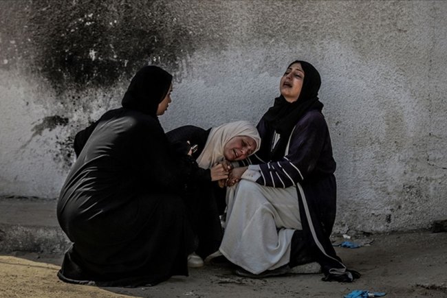 İşgalcilerin Gazze'ye saldırılarında aralarında yardım bekleyenlerin de bulunduğu 32 Filistinli şehit oldu