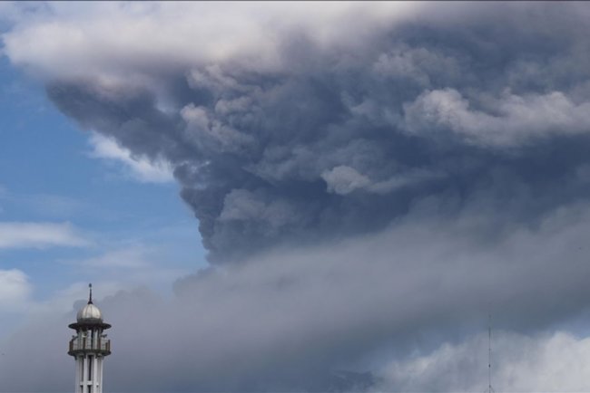 Endonezya'daki yanardağ patlaması nedeniyle uluslararası uçak seferleri iptal edildi