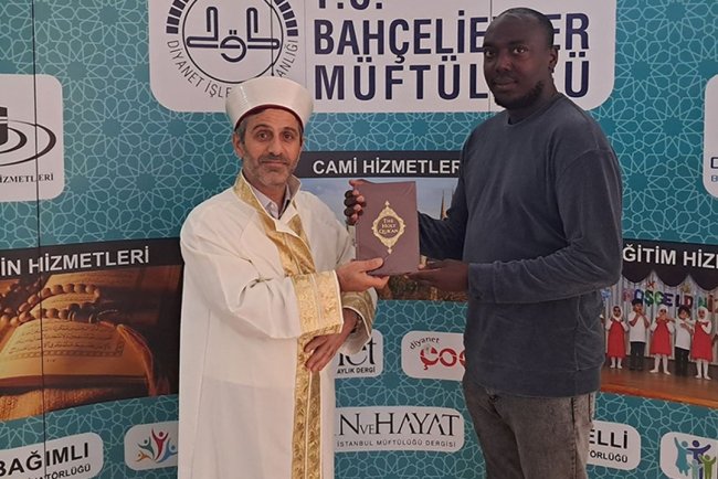 Çalıştığı oto yıkamada selamlaşmadan etkilenen Nijeryalı genç İslam'ı seçti