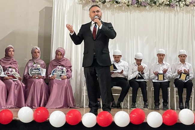 Yüksekova'da bir ilk: Hafızlık İmam Hatip Ortaokulu ilk mezunlarını verdi