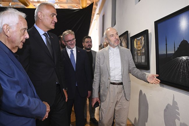 Bakan Ersoy, "Ayasofya Fotoğrafları" kitabının tanıtım programı ve sergisinin açılışına katıldı