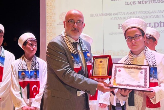 Akademi Başkanı Kaan, Bağcılar'da hafızlara belge verdi