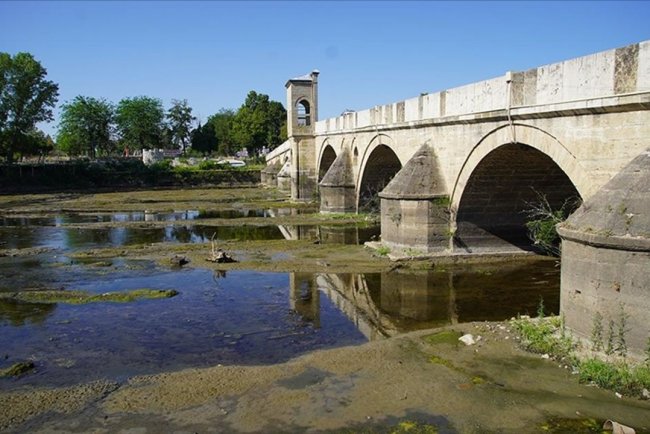 Tunca Nehri'nin bazı bölümlerinde kuraklık nedeniyle su akışı durma noktasına geldi