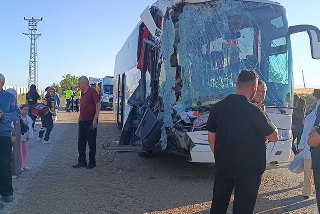 Afyonkarahisar'da yolcu otobüsünün tıra çarptığı kazada 24 kişi yaralandı