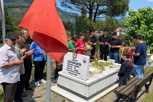 Hafızlık öğrencileri Şehit Cantürk’ün kabrini ziyaret etti