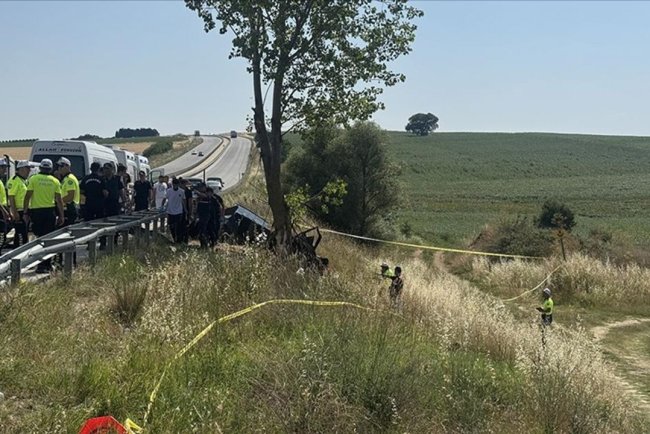 Edirne'de ağaca çarpan otomobildeki 5 kişi öldü, 1 kişi yaralandı